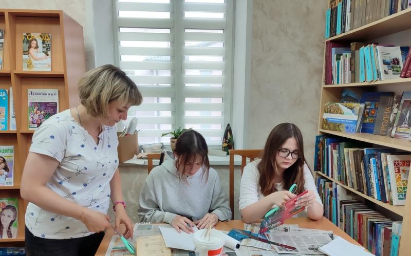 школьники подклеивают разрывы и укрепляют изношенные уголки страниц.jpg