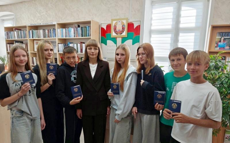 участникам бригады вручили трудовые книжки .jpg